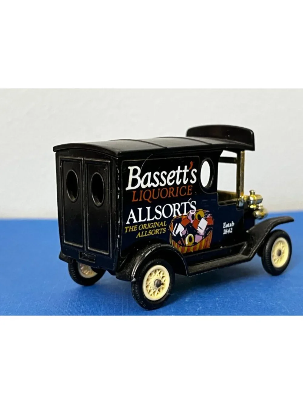 Lledo Days Gone 1920 Model T Ford Bassett's Liquorice All-sorts Blk Delivery